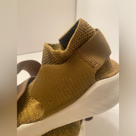 Nike Free RN Motion Flynit 2018 Golden Beige Women’s 10.5 Men’s 9 Athletic Shoe - Picture 12 of 14